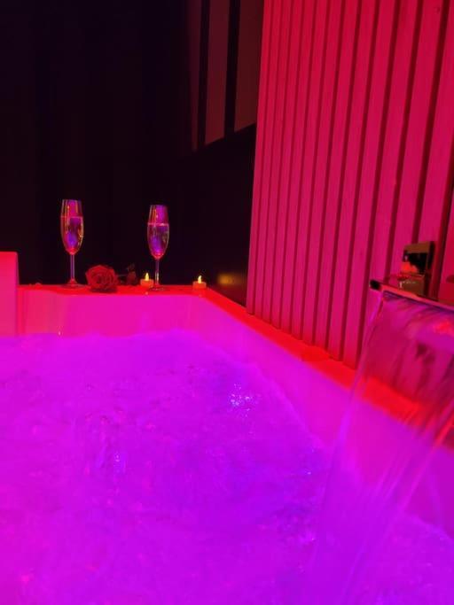 Nuit D'Evasion Love Room Avec Baignoire Balneotherapie Tolón Exterior foto