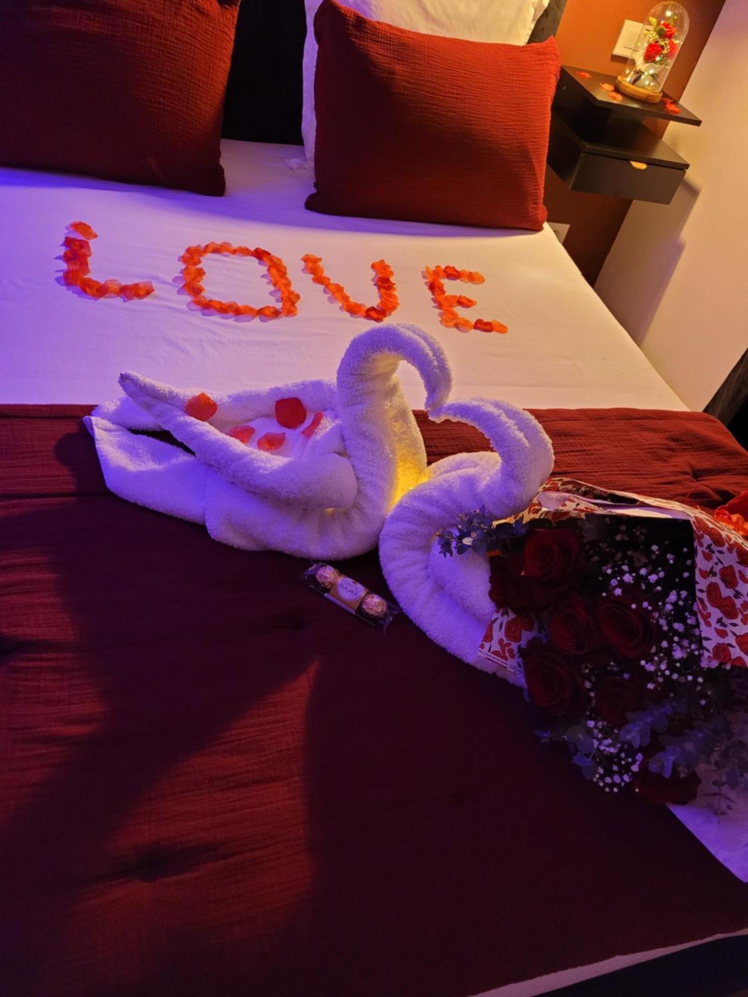 Nuit D'Evasion Love Room Avec Baignoire Balneotherapie Tolón Exterior foto