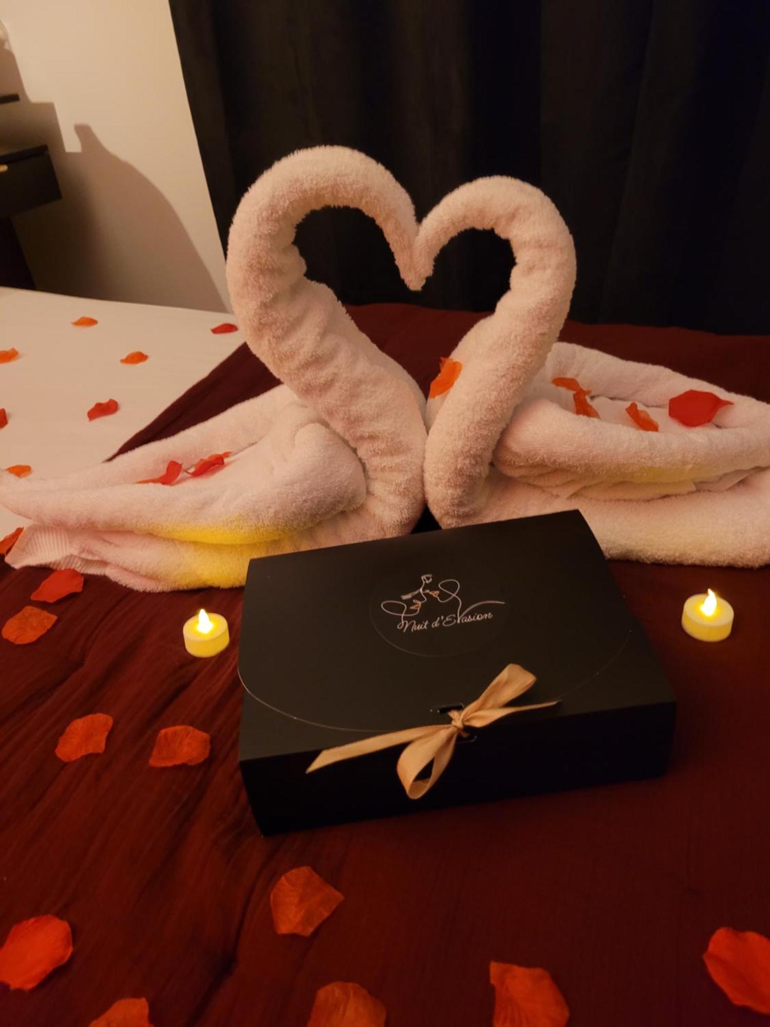 Nuit D'Evasion Love Room Avec Baignoire Balneotherapie Tolón Exterior foto